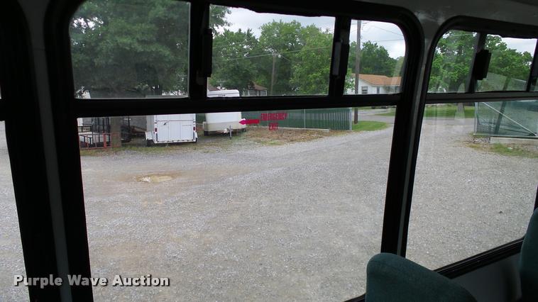 image for item DA6186 2004 Ford Econoline E450 shuttle bus