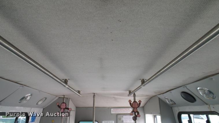 image for item DA6186 2004 Ford Econoline E450 shuttle bus