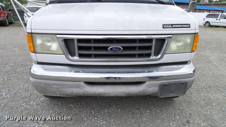 image for item DA6186 2004 Ford Econoline E450 shuttle bus