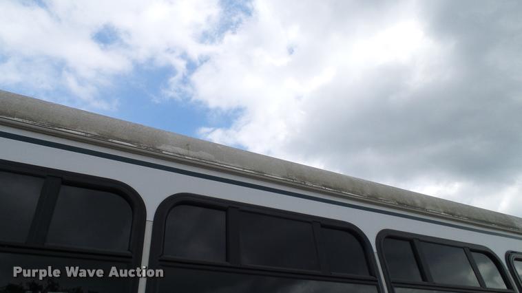 image for item DA6186 2004 Ford Econoline E450 shuttle bus