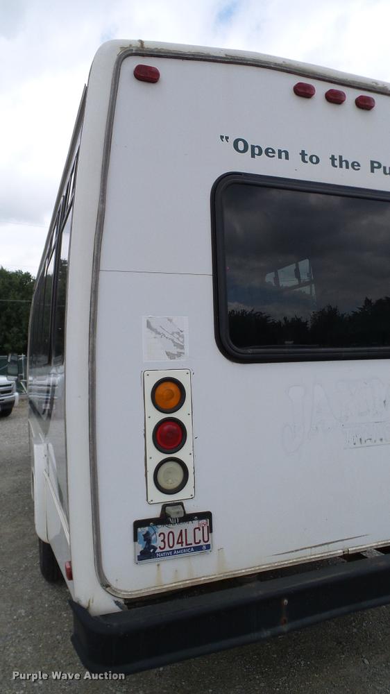 image for item DA6186 2004 Ford Econoline E450 shuttle bus