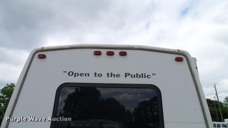 image for item DA6186 2004 Ford Econoline E450 shuttle bus