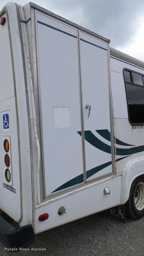 image for item DA6186 2004 Ford Econoline E450 shuttle bus