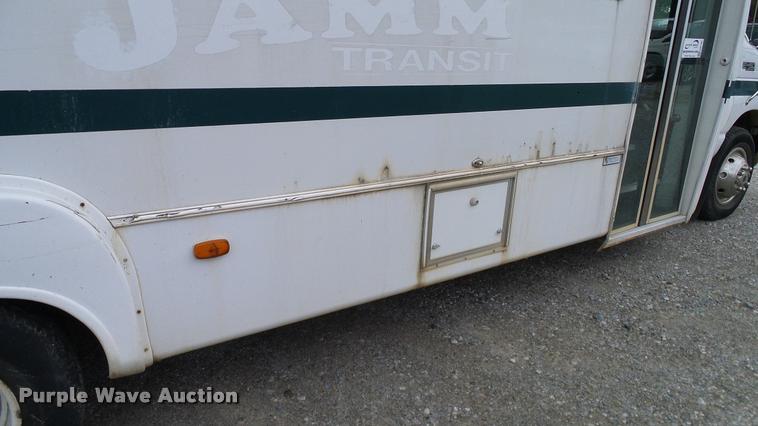 image for item DA6186 2004 Ford Econoline E450 shuttle bus