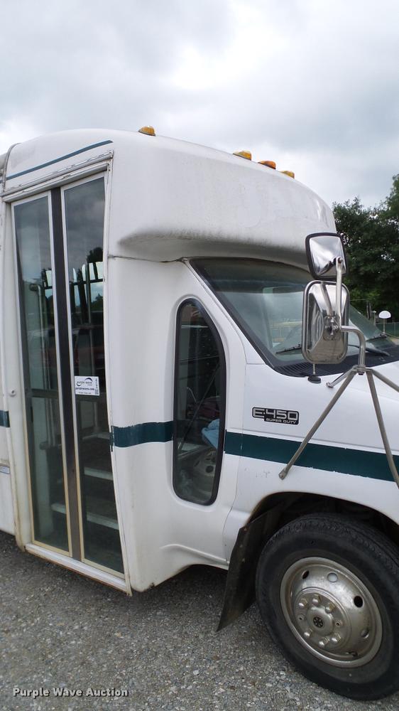 image for item DA6186 2004 Ford Econoline E450 shuttle bus