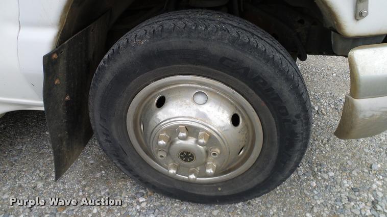 image for item DA6186 2004 Ford Econoline E450 shuttle bus