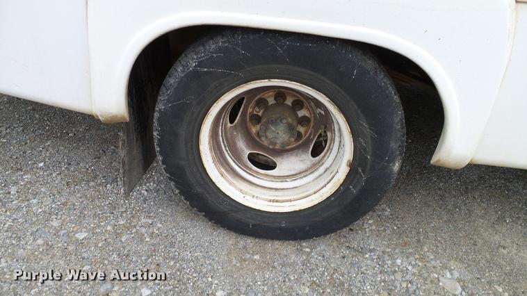 image for item DA6186 2004 Ford Econoline E450 shuttle bus