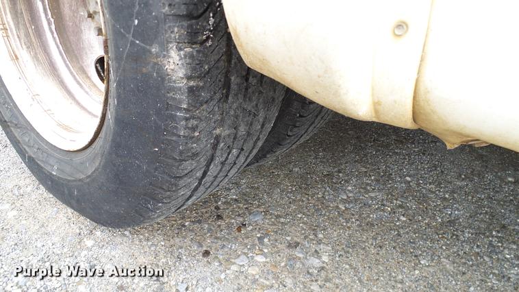 image for item DA6186 2004 Ford Econoline E450 shuttle bus