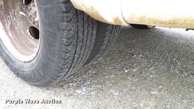 image for item DA6186 2004 Ford Econoline E450 shuttle bus