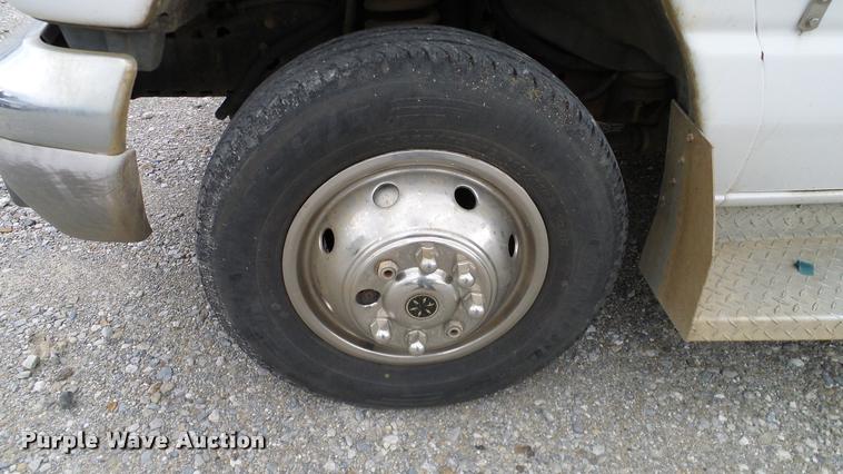 image for item DA6186 2004 Ford Econoline E450 shuttle bus