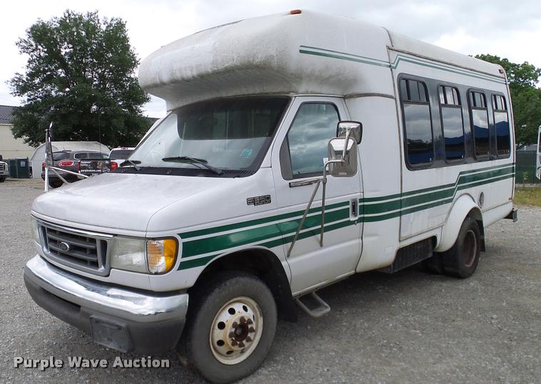 image for item DA6187 2003 Ford E350 Super Duty shuttle bus