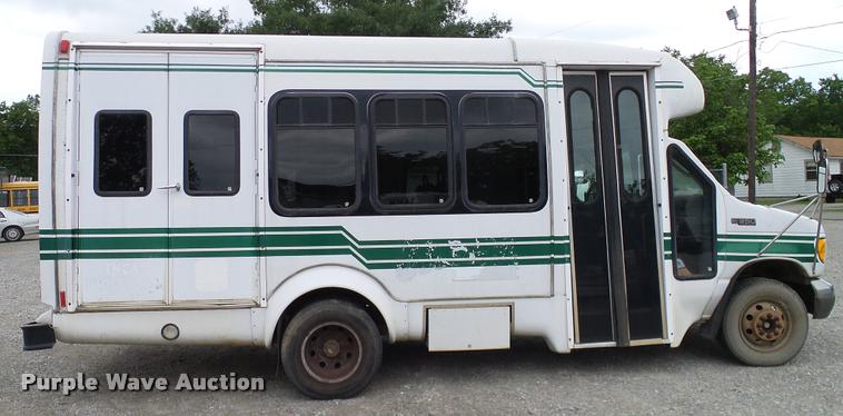 image for item DA6187 2003 Ford E350 Super Duty shuttle bus