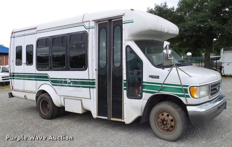image for item DA6187 2003 Ford E350 Super Duty shuttle bus