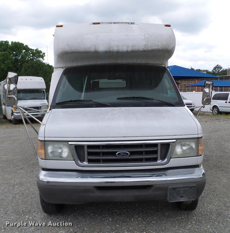 image for item DA6187 2003 Ford E350 Super Duty shuttle bus