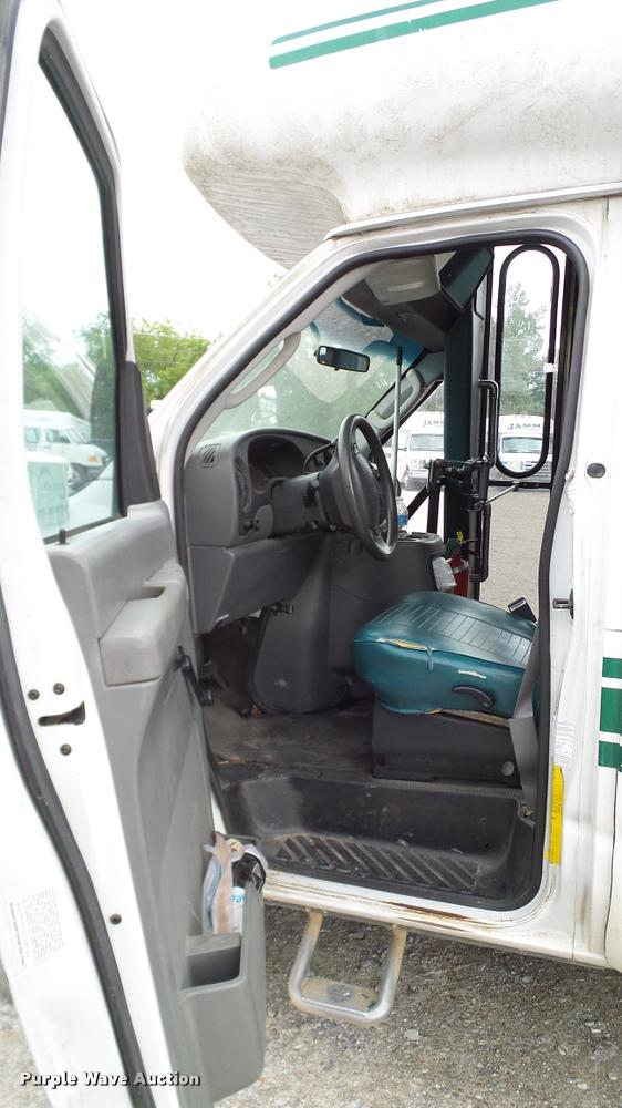 image for item DA6187 2003 Ford E350 Super Duty shuttle bus