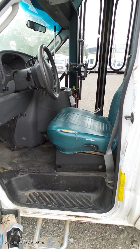 image for item DA6187 2003 Ford E350 Super Duty shuttle bus
