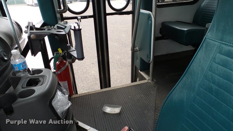 image for item DA6187 2003 Ford E350 Super Duty shuttle bus