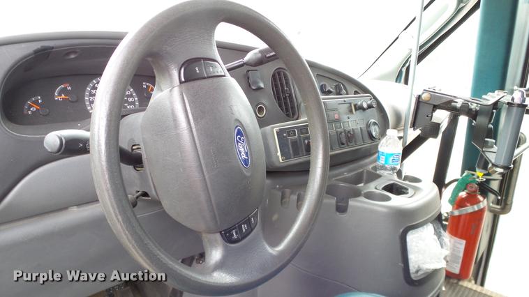 image for item DA6187 2003 Ford E350 Super Duty shuttle bus