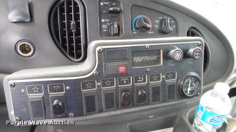 image for item DA6187 2003 Ford E350 Super Duty shuttle bus