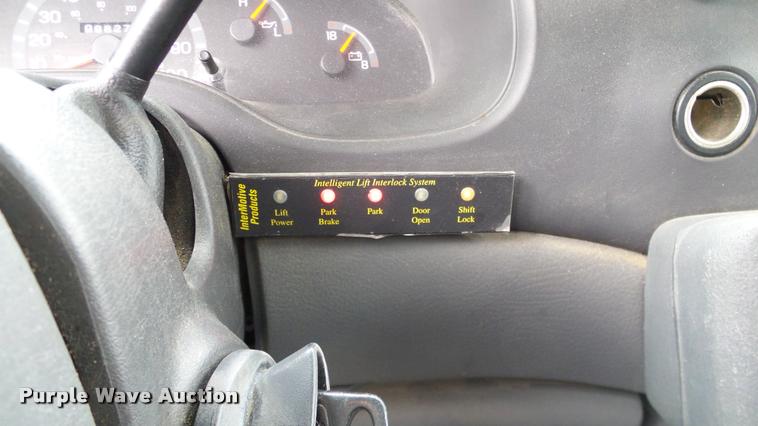 image for item DA6187 2003 Ford E350 Super Duty shuttle bus