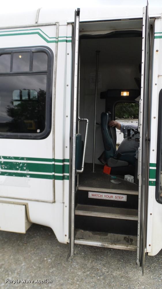 image for item DA6187 2003 Ford E350 Super Duty shuttle bus