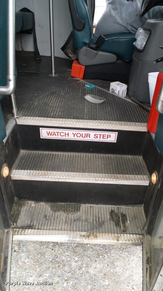 image for item DA6187 2003 Ford E350 Super Duty shuttle bus