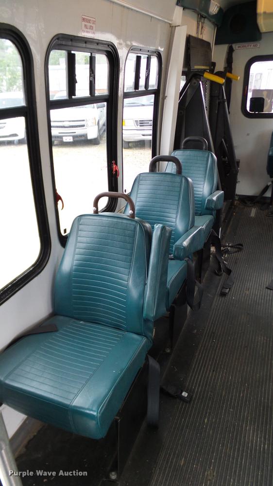 image for item DA6187 2003 Ford E350 Super Duty shuttle bus