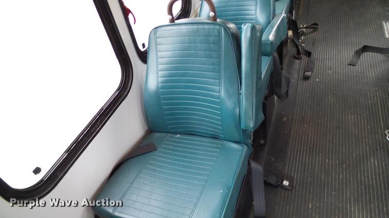 image for item DA6187 2003 Ford E350 Super Duty shuttle bus