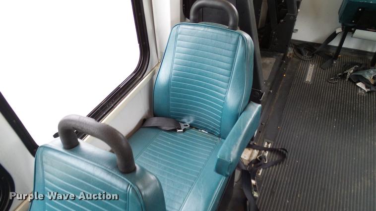 image for item DA6187 2003 Ford E350 Super Duty shuttle bus