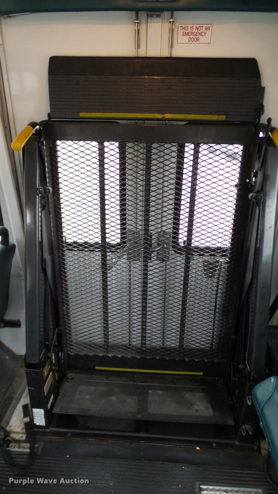 image for item DA6187 2003 Ford E350 Super Duty shuttle bus