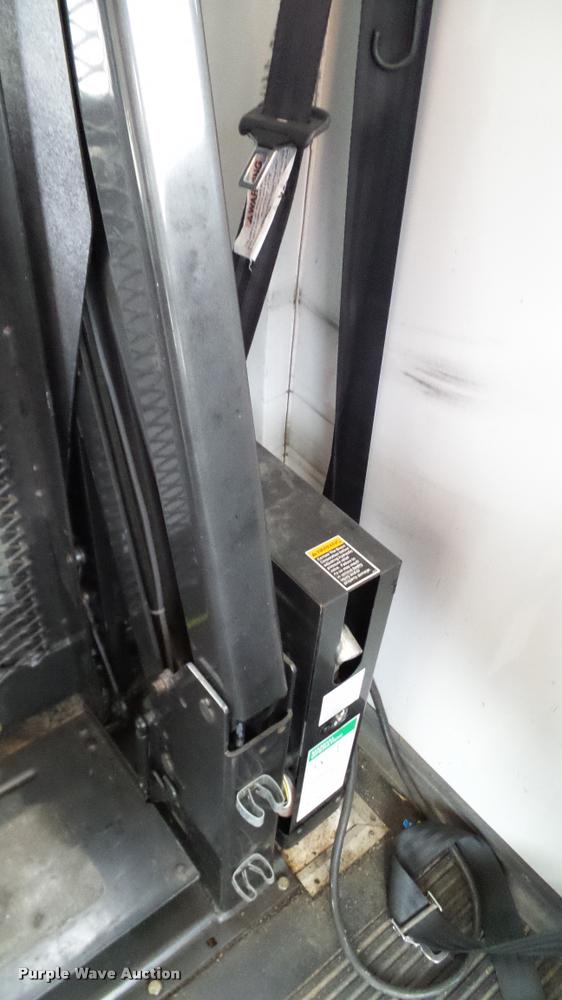 image for item DA6187 2003 Ford E350 Super Duty shuttle bus