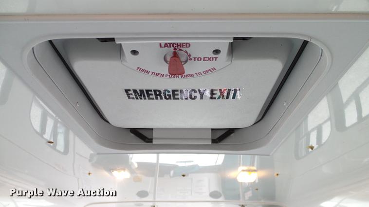 image for item DA6187 2003 Ford E350 Super Duty shuttle bus