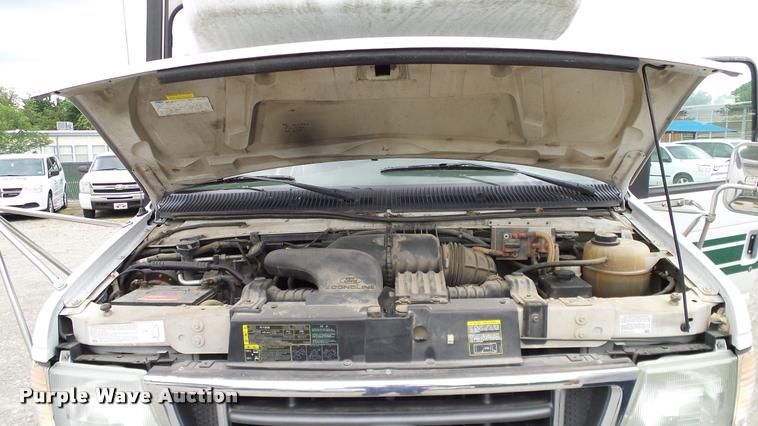 image for item DA6187 2003 Ford E350 Super Duty shuttle bus