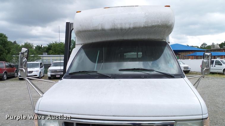 image for item DA6187 2003 Ford E350 Super Duty shuttle bus