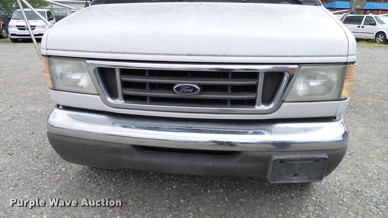 image for item DA6187 2003 Ford E350 Super Duty shuttle bus
