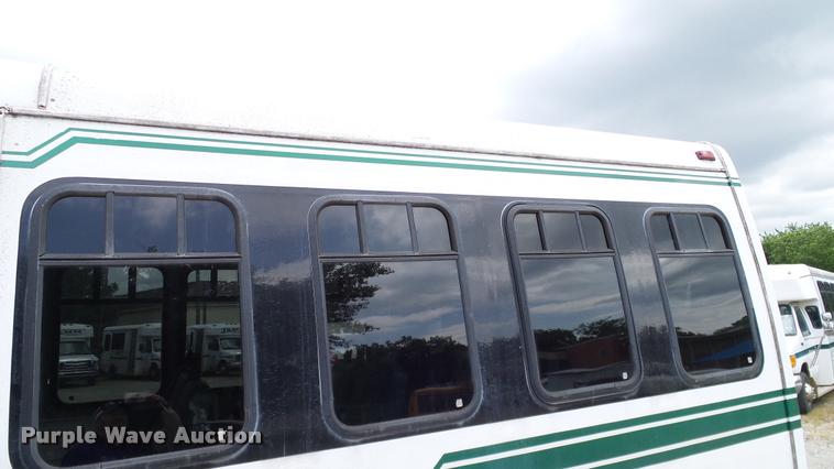 image for item DA6187 2003 Ford E350 Super Duty shuttle bus