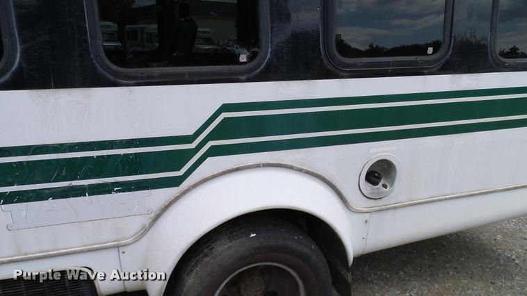image for item DA6187 2003 Ford E350 Super Duty shuttle bus