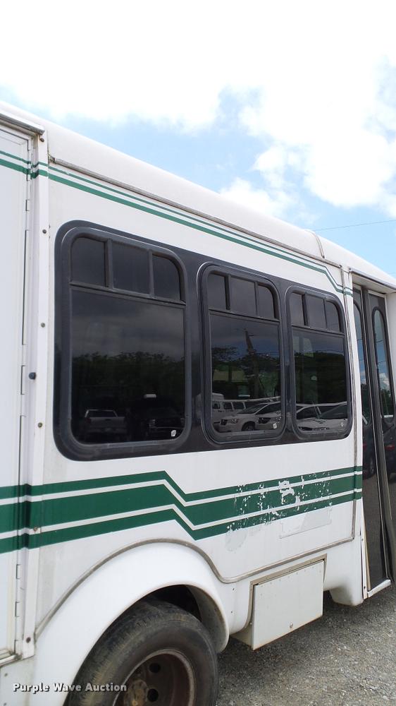 image for item DA6187 2003 Ford E350 Super Duty shuttle bus