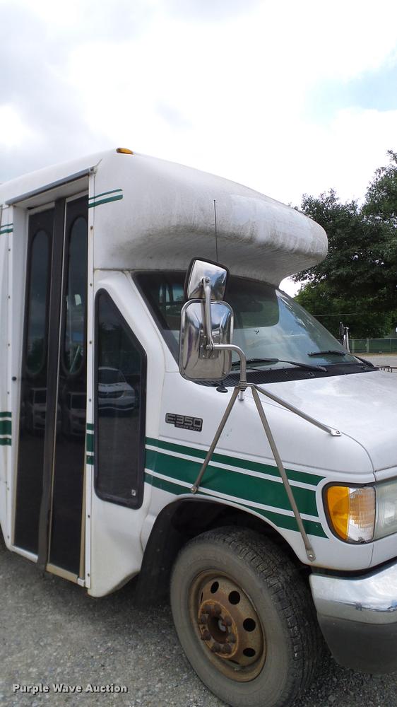 image for item DA6187 2003 Ford E350 Super Duty shuttle bus