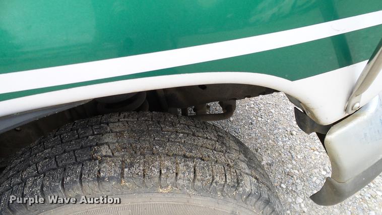 image for item DA6187 2003 Ford E350 Super Duty shuttle bus