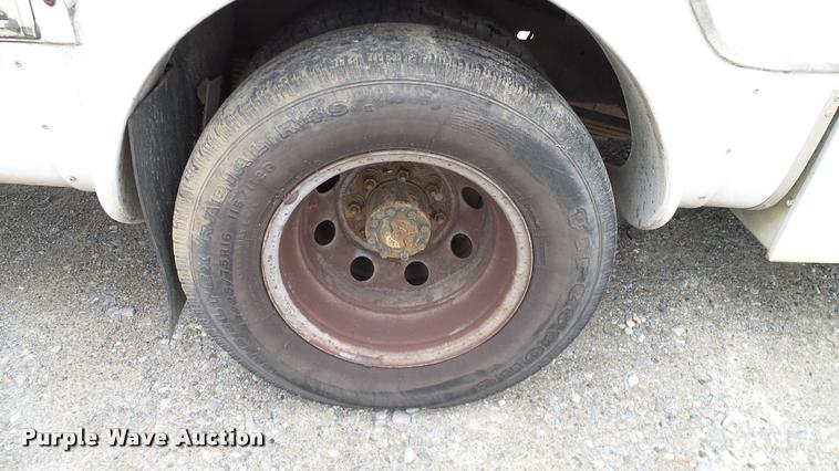 image for item DA6187 2003 Ford E350 Super Duty shuttle bus