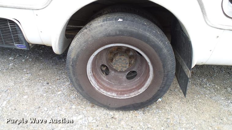 image for item DA6187 2003 Ford E350 Super Duty shuttle bus