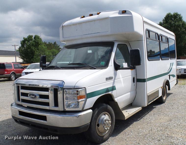 image for item DA6188 2009 Ford E350 Super Duty shuttle bus
