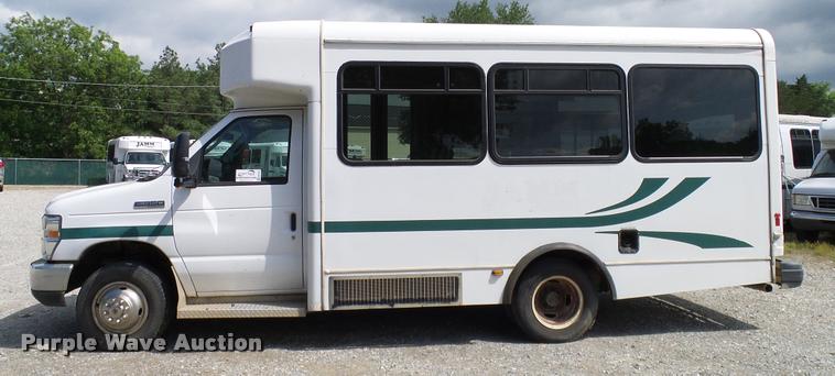 image for item DA6188 2009 Ford E350 Super Duty shuttle bus