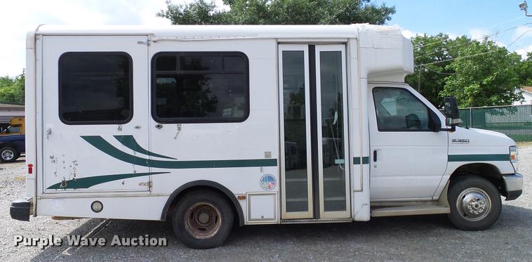 image for item DA6188 2009 Ford E350 Super Duty shuttle bus