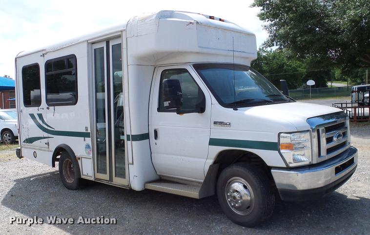 image for item DA6188 2009 Ford E350 Super Duty shuttle bus