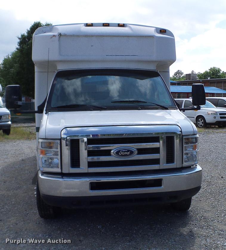image for item DA6188 2009 Ford E350 Super Duty shuttle bus
