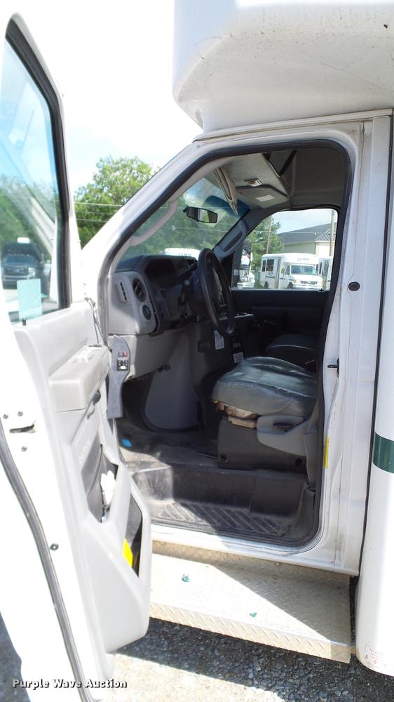 image for item DA6188 2009 Ford E350 Super Duty shuttle bus