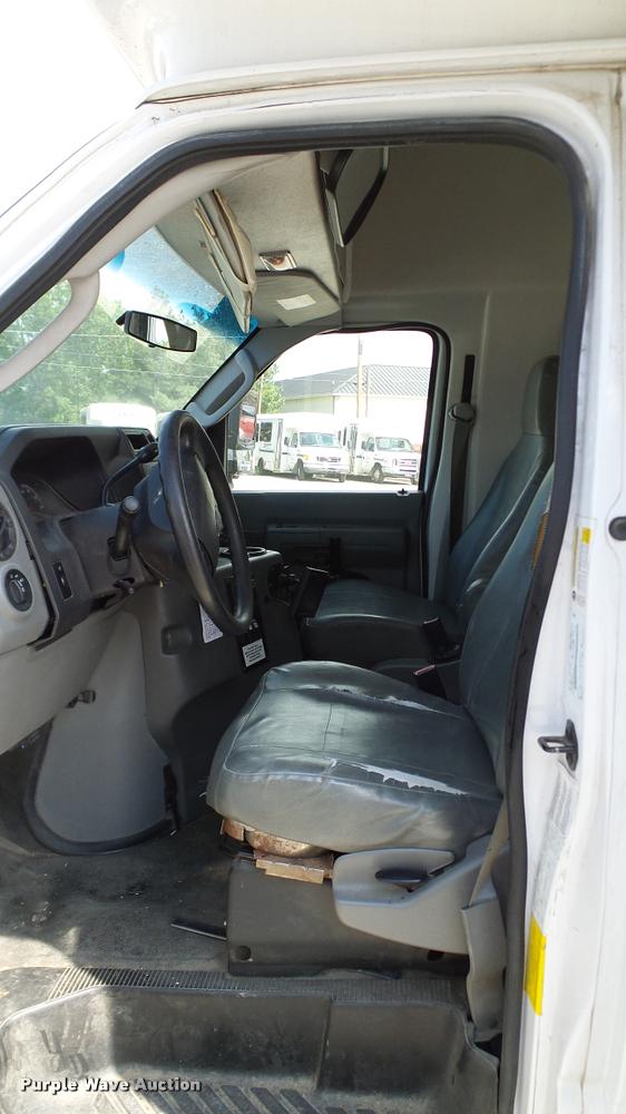 image for item DA6188 2009 Ford E350 Super Duty shuttle bus