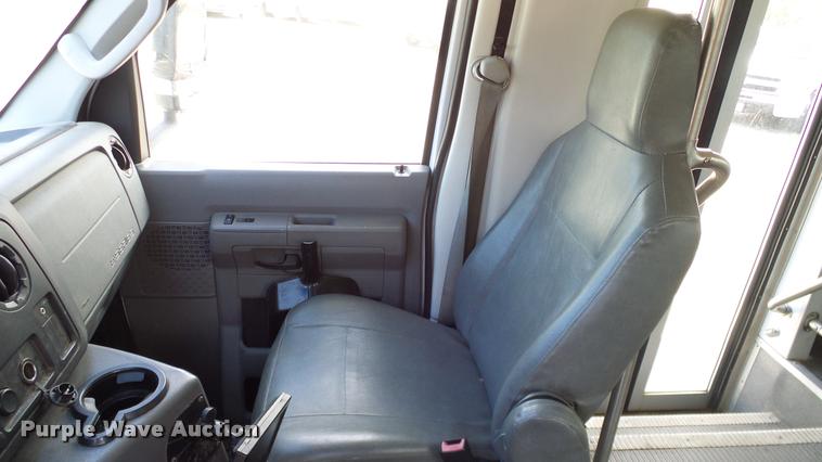 image for item DA6188 2009 Ford E350 Super Duty shuttle bus